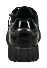 Schwarze synthetische Schuhe mit glänzender Oberfläche, ausgestattet mit einem weichen Kragen, einem dekorativen metallischen Akzent und einer dicken, strukturierten Sohle.