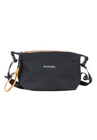 Borsa a tracolla nera in nylon con zip arancione, cinturini regolabili e logo con la scritta "SUNDEK." Texture liscia e design minimalista.