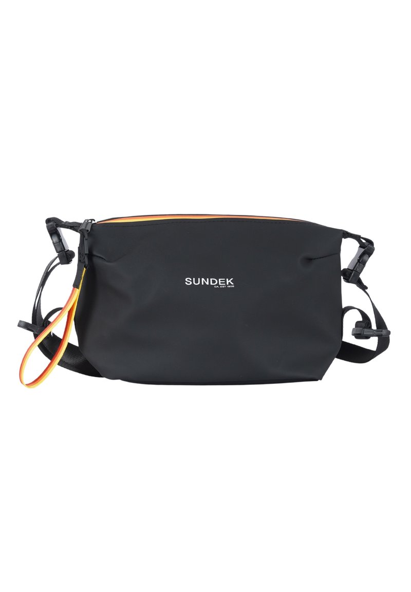 Borsa a tracolla nera in nylon con zip arancione, cinturini regolabili e logo con la scritta "SUNDEK." Texture liscia e design minimalista.