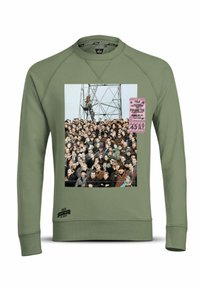 Olijfgroene sweater met een centrale graphic van een menigte met een roze ticket, die een historisch evenement weergeeft in een rechthoekige print.