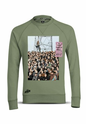 Olijfgroene sweater met een centrale graphic van een menigte met een roze ticket, die een historisch evenement weergeeft in een rechthoekige print.