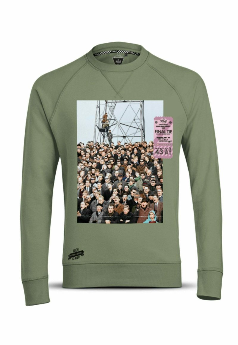 Olijfgroene sweater met een centrale graphic van een menigte met een roze ticket, die een historisch evenement weergeeft in een rechthoekige print.