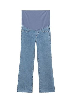 Blauwe denim flared jeans met een rafelige zoom en vijf-vakken ontwerp, gecombineerd met een lichtblauwe top met korte mouwen en een ronde zoom.