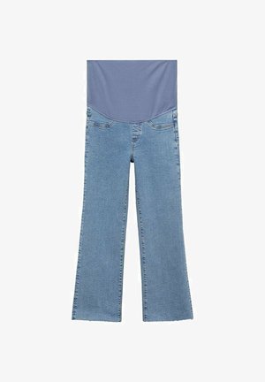 Blauwe denim flared jeans met een rafelige zoom en vijf-vakken ontwerp, gecombineerd met een lichtblauwe top met korte mouwen en een ronde zoom.