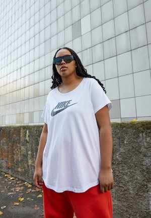 Nike Sportswear CLUB TEE - Apdrukāts T-krekls - white