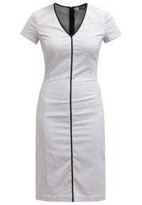 Robe courte grise texturée à manches courtes, avec un décolleté en V et une bande verticale noire courant au centre devant.