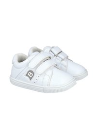 Zapatos de cuero blancos con dos correas de Velcro, punta redondeada, suela texturizada y un acento gris que presenta la letra "B" en el lateral.