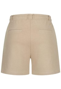 Pantaloni corti beige realizzati in tessuto morbido, dotati di cintura elastica, due tasche posteriori e un taglio dritto. Texture liscia senza motivi.