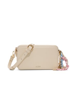 Beige Leder Umhängetasche mit goldenen Beschlägen, Reißverschluss und einer dekorativen Kette. Enthält einen mehrfarbigen geflochtenen Akzent.