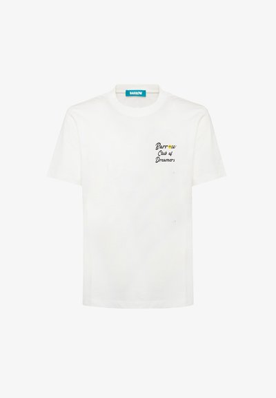 T-shirt bianca a maniche corte con scollo rotondo, piccolo testo nero "Barrow Club of Dreamers" e logo giallo con faccina sorridente sul petto sinistro.