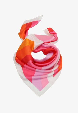 Seidiges quadratisches Tuch mit geometrischen Farbblöcken in den Farbtönen Pink, Rot, Orange und Weiß, locker auf weißem Hintergrund gefaltet.