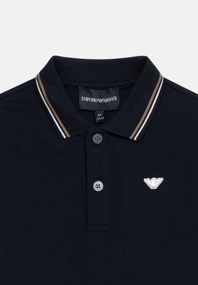 Μπλε ναυτικό πόλο πουκάμισο με δύο κουμπιά, ριγέ γιακά σε καφέ και κόκκινο, και λευκό λογότυπο Emporio Armani στο στήθος.