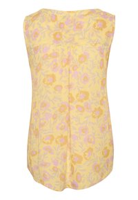 Blouse jaune sans manches avec motif floral rose et orange et un pli dans le dos, vue de dos sur fond blanc.