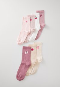 Pět párů ponožek: růžové, bílé a béžové. Vlastnosti zahrnují vyšívané vzory zmrzliny, jahody, třešně, srdíčka, motýlky a růže.