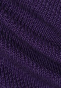 Lila gestrickter Stoff mit geripptem Muster, der eng beieinanderliegende vertikale Linien und eine glatte Oberfläche aufweist. Weiches und flexibles Material.