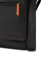 Schwarze Leder-Umhängetasche mit einer vorderen Reißverschlusstasche, geprägtem Logo, orangefarbener Reißverschluss-Ziehschlaufe und verstellbarem Riemen. Glatte Textur und strukturiertes Design.