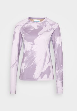T-shirt de sport à manches longues en lavande avec un motif tie-dye, tissu respirant, encolure ronde, et un petit logo sur la poitrine.