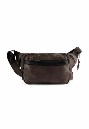 Bruine leren crossbodytas met een gladde textuur, voorzien van een voorvak met ritssluiting, verstelbare riem en zwarte accenten.