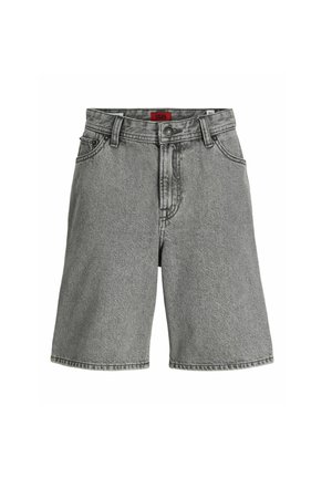 Grå denimshorts med bältesöglor, framknapp, dragkedja och sidofickor, uppvisade mot en vit bakgrund.