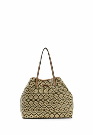 Tragetasche mit braunen Ledergriffen und beigen Stoff, bedeckt mit einem schwarzen Rautenmuster, und mittiger Guess Metall-Logoplatte.