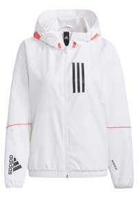 Hvid zip-up jakke med hætte, der har et design med sorte tre striber, røde accentlinjer og "adidas" logo på ærmet. Letvægtsmateriale.