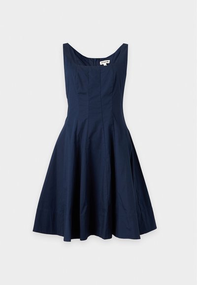 Robe bleu marine sans manches avec un décolleté carré, un corsage ajusté et une jupe évasée, présentée sur un fond clair uni.