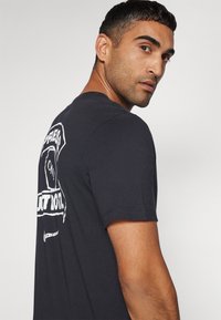 Nike Performance TEE GYM KIT SUMMIT - T-shirts print - black
