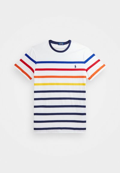 Pajkasta majica v beli barvi, ki ima vodoravne črte v mornarsko modri, rdeči, oranžni, modri in rumeni barvi. Klasičen okrogel izrez, kratke rokave, logo na prsih.