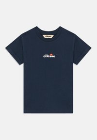 Námornícka bavlnená tričko s okrúhlym výstrihom, krátkymi rukávmi a malým bielym a červeným logom "ellesse" na hrudi. Mäkká textúra, klasický strih.