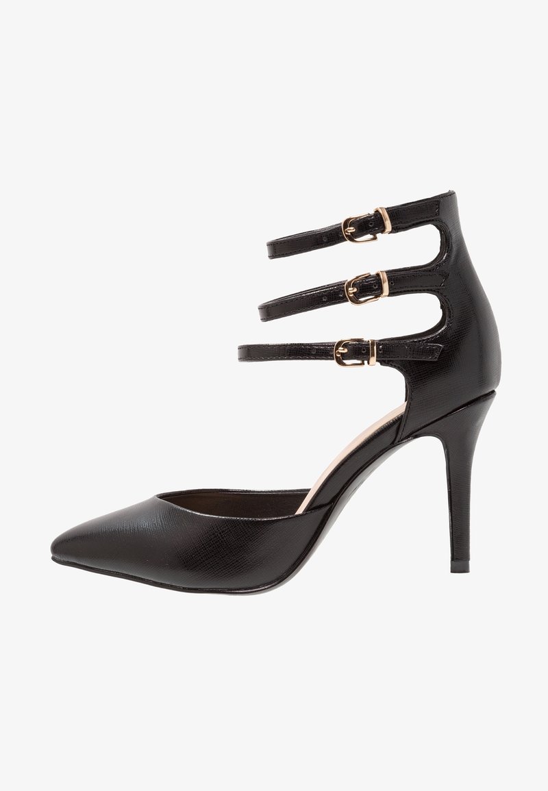 Escarpin noir à talon haut avec bout pointu. Comprend trois brides réglables avec boucles dorées, matériau synthétique texturé et talon fin.
