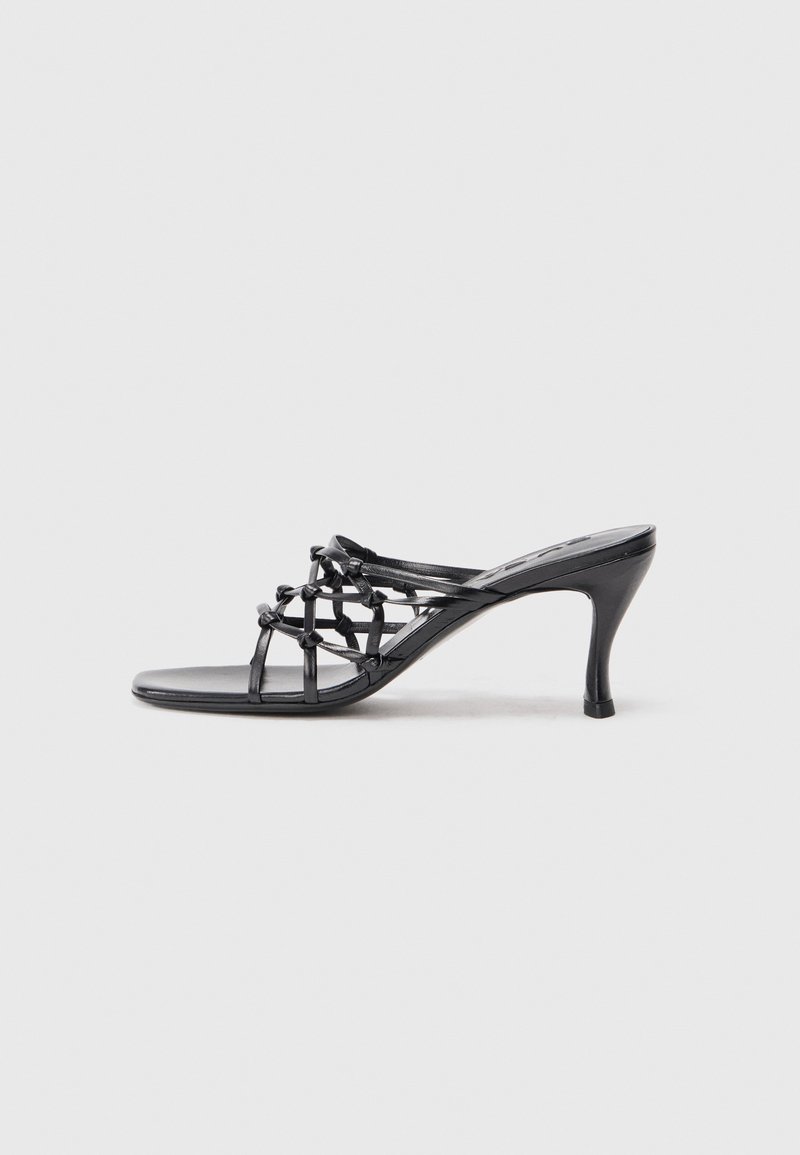 Schwarze Absatzsandale mit geflochtenem Riemendesign, glatter Oberfläche, offenen Zehen und einem schlanken Stiletto-Absatz. Insgesamt schlanke und minimalistische Form.
