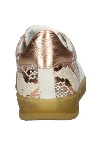 Sneakers met een gestructureerde beige en bronzen slangenprint bovenkant, metallic bronzen hielaccent en een tan doorzichtige rubberen zool.