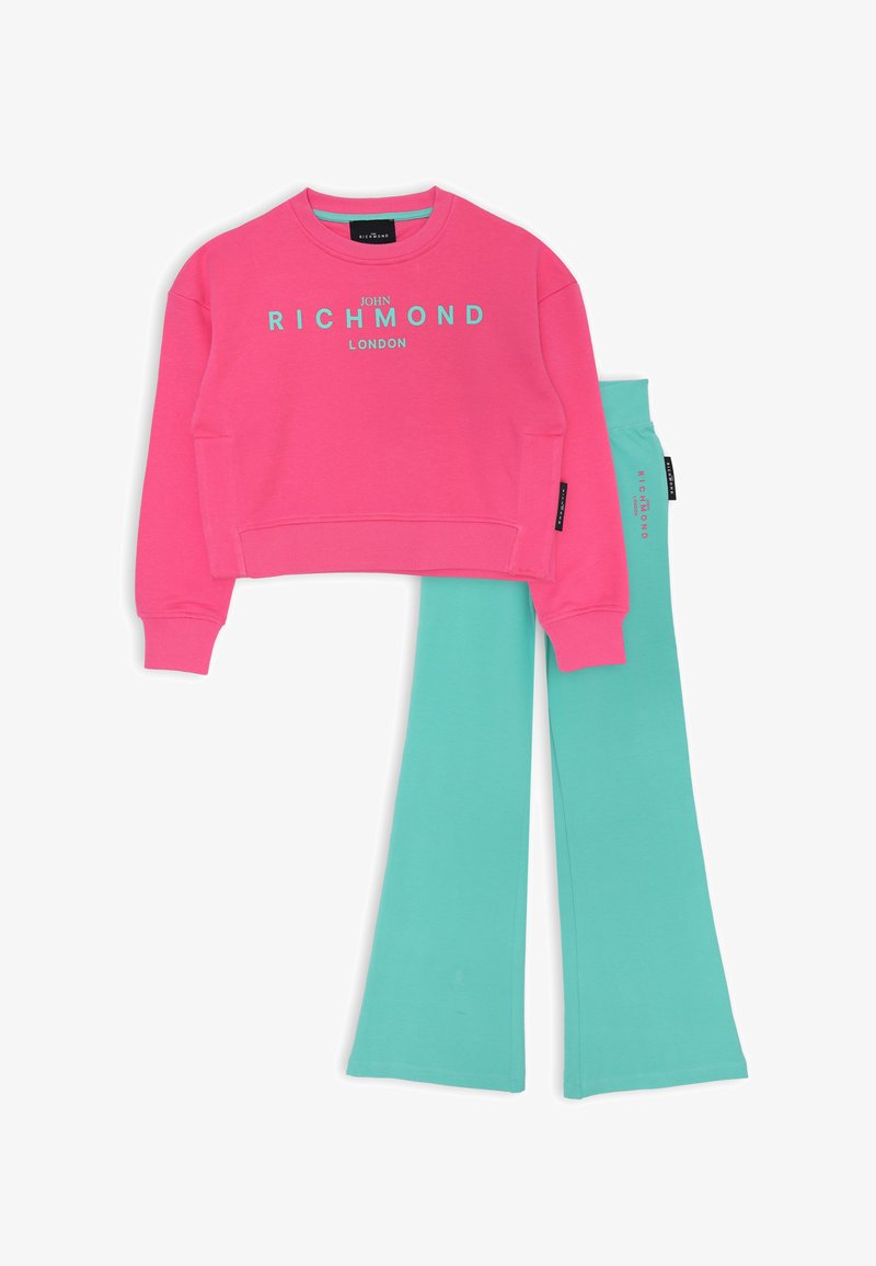 Felpa cropped rosa con la scritta "JOHN RICHMOND LONDON" in turchese, abbinata a joggers a palazzo turchesi, entrambi realizzati in un tessuto morbido.