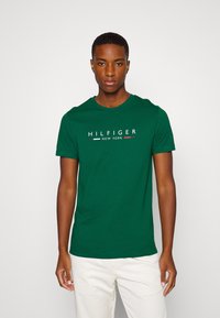 Tommy Hilfiger - NEW YORK TEE - Apdrukāts T-krekls - prep green Miniatūras attēls 1