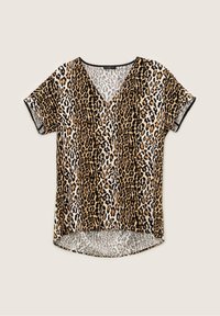 Blouse à manches courtes et col en V avec motif léopard marron, noir et blanc, boutonnée sur le devant, présentée à plat sur un fond neutre.