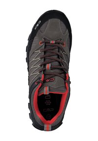 Grau Wanderschuh mit roten und schwarzen Akzenten. Verfügt über ein synthetisches Obermaterial, strukturierten Stoff, verstärkten Zehenschutz und Schnürverschluss.