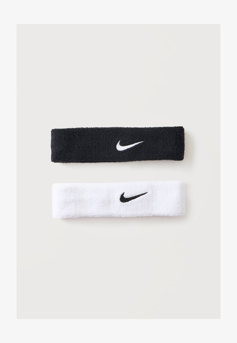 Bandeaux de sport Nike noirs et blancs avec logos Swoosh contrastants sur un fond clair uni.