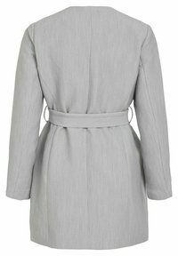 Cappotto grigio su misura con maniche lunghe, vita con cintura e tessuto dalla trama liscia. Presenta un design minimalista e una schiena strutturata.
