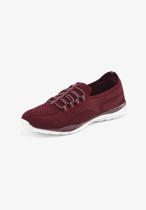 Zapatilla deportiva color burdeos con parte superior de malla transpirable, cordones elásticos, cuello acolchado y suela de goma blanca, con un diseño texturizado.