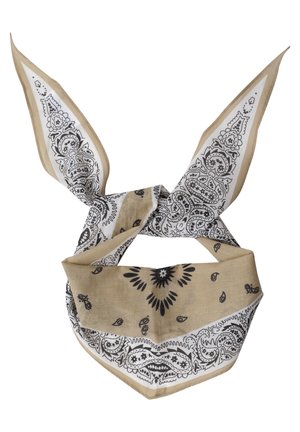 Beige en witte bandana met paisleypatroon, in een knoop gebonden met twee puntige uiteinden rechtopstaand op een witte achtergrond.