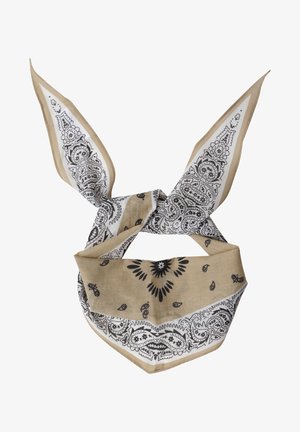 Beige en witte bandana met paisleypatroon, in een knoop gebonden met twee puntige uiteinden rechtopstaand op een witte achtergrond.
