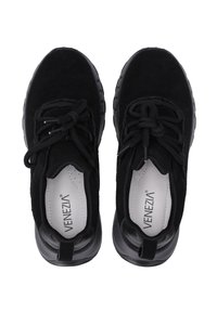 Czarne sneakersy z zamszową cholewką, okrągłym noskiem i warstwową czarną gumową podeszwą. Posiadają dopasowane czarne sznurowadła oraz logo na wkładce.