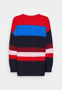 Pull en tricot avec des rayures horizontales rouges, bleues, bordeaux, roses et marine. Coupe décontractée avec une texture côtelée et un col rond.