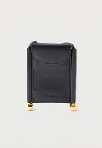 Melns ādas kartes turētājs ar apaļām zelta detaļām apakšā, ar izliektu atloku un reljefa logotipu priekšpusē.