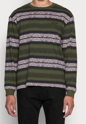 Langärmliges olivgrünes Hemd mit horizontalen Streifen in Marineblau und Weiß. Verfügt über einen Rundhalsausschnitt und einen leicht entspannten Schnitt. Sichtbares Levis-Logo.