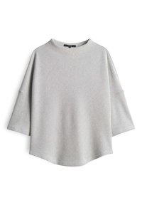 Langärmliger, hellgrauer Rippstrickpullover mit weiten Ärmeln und einem leicht gebogenen Saum.