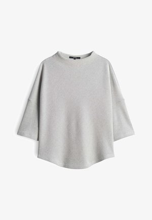 Langärmliger, hellgrauer Rippstrickpullover mit weiten Ärmeln und einem leicht gebogenen Saum.