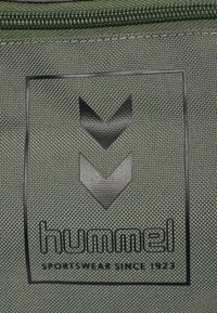 Hummel HMLKEY UNISEX - Heuptas - thyme