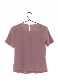 Blouse à manches courtes, de couleur violette, avec un col rond et un détail en forme de clef à l'arrière, fabriquée en tissu lisse, offrant un ourlet légèrement arrondi.