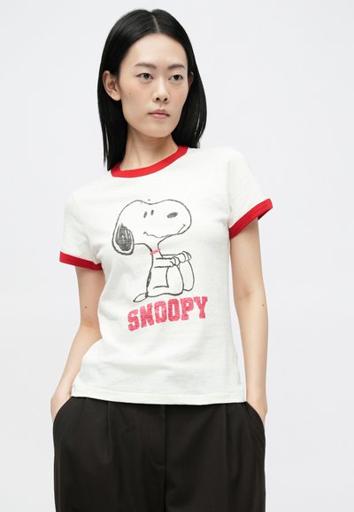 Biała bawełniana koszulka z czerwoną ribbowaną lamówką dekoltu i rękawów. Posiada grafikę Snoopiego oraz słowo "SNOOPY" napisane grubą, czerwoną czcionką.